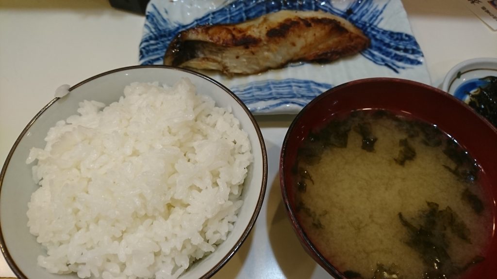 函館 朝市 どんぶり横丁 人気 茶夢 チャム 丼ぶり 刺身 メニュー 写真 函館市非公式観光サイト